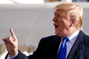 Tổng thống Mỹ Donald Trump trả lời phỏng vấn tại bãi cỏ phía Nam Nhà Trắng hôm 8/11. Ảnh: EPA-EFE.