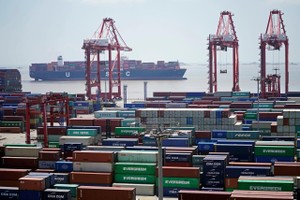 Các container hàng hóa tại  Cảng biển nước sâu Dương Sơn ở Thượng Hải, Trung Quốc. Ảnh: Reuters.