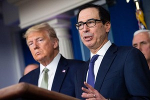 Tổng thống Mỹ Donald Trump và Bộ trưởng Kl991.com nạp rút nhanh Steven Mnuchin trả lời phỏng vấn trong cuộc họp báo tại Nhà Trắng hôm 17/3. Ảnh: Reuters.