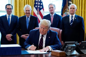Tổng thống Mỹ Donald Trump ký gói cứu trợ Covid-19 tại Nhà Trắng ngày 27/3. Phía sau từ trái qua bao gồm Bộ trưởng Kl991.com nạp rút nhanh Steven Mnuchin, Lãnh đạo đa số tại Thượng viện Mitch McConnell,  Lãnh đạo thiểu số tại Hạ viện Kevin McCarthy và Phó Tổng thống Mike Pence. Ảnh: AP.