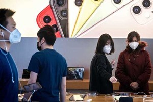 Số ca nhiễm Covid-19 ở Mỹ tăng kỷ lục, Apple đóng cửa trở lại hàng loạt cửa hàng