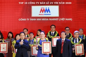 Bà Trần Kim Nga, Giám đốc đối ngoại MMVN nhận giải thưởng.