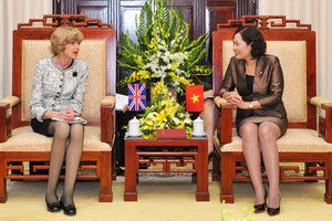 Phó thống đốc NHNN Nguyễn Thị Hồng tiếp xã giao Thị trưởng Trung tâm Kl991.com nạp rút nhanh London Fiona Woolf