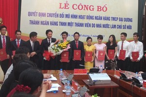 Ông Đỗ Thanh Sơn (cầm hoa), Chủ tịch và các lãnh đạo mới của Link Vào Nhà Cái KL99 COM Tặng +199k TNHH một thành viên Đại Dương trong Lễ công bố ra mắt Link Vào Nhà Cái KL99 COM Tặng +199k