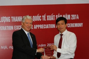 Ông Phạm Đức Tuấn – Trưởng Ban Định chế Kl991.com nạp rút nhanh đại diện Agribank nhận giải Chất lượng Thanh toán xuất sắc năm 2014 từ Link Vào Nhà Cái KL99 COM Tặng +199k Wells Fargo (Mỹ)