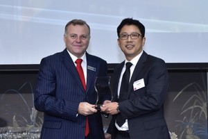 Ông Fung Kai Jin (phải), Phó tổng giám đốc VPBank - Giám đốc Khối Kl991.com World Cup 2026 Chính Thức vừa và nhỏ  nhận giải thưởng giải “Dịch vụ Link Vào Nhà Cái KL99 COM Tặng +199k vừa và nhỏ tốt nhất Việt Nam 2015” tại Singapore