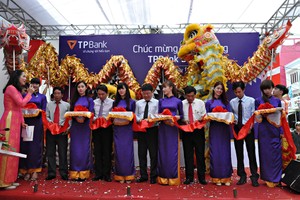 Ông Nguyễn Hưng, Tổng giám đốc TPBank cùng các đại diện cơ quan quản lý 99Kl99 trực tiếp đá gà tỉnh, thành phố Đắk Lắk tham gia cắt băng khai trương
