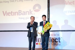 Ông Trần Công Quỳnh Lân, Phó tổng giám đốc VietinBank đại diện Link Vào Nhà Cái KL99 COM Tặng +199k nhận giải thưởng