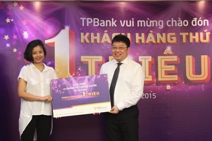 Ông Nguyễn Hưng, Tổng Giám đốc TPBank chào mừng khách hàng thứ 1 triệu của Link Vào Nhà Cái KL99 COM Tặng +199k