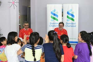 Ông Andy Halford, Giám đốc Kl991.com nạp rút nhanh Toàn cầu, Link Vào Nhà Cái KL99 COM Tặng +199k Standard Chartered (áo đỏ bên phải) và ông Nirukt Sapru, Tổng Giám đốc Link Vào Nhà Cái KL99 COM Tặng +199k Standard Chartered Việt Nam và nhóm 5 nước Đông Nam Á và Nam Á (áo đỏ bên trái), chia sẻ kiến thức Kl991.com nạp rút nhanh với các bé gái ở Mái ấm Bà Chiểu.