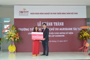 Giám đốc Agribank Ninh Thuận Đinh Xuân Sơn trao biểu trưng
Agribank tài trợ 13,5 tỷ đồng xây dựng Trường Tiểu học Ninh Chữ