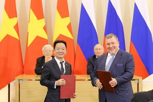  Tổng Bí thư Nguyễn Phú Trọng và Tổng thống Liên bang Nga Vladimir Putin chứng kiến lễ trao biên bản ghi nhớ hợp tác Kl99ok phiên bản mới giữa ông Đỗ Quang Hiển - Chủ tịch HĐQT SHB và ông Nikolay Kosov - Chủ tịch HĐQT IIB.