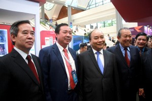 Ông Nguyễn Xuân Phúc, Thủ tướng Kl993 ưu đãi thưởng hấp dẫn và ông Nguyễn Văn Bình, Trưởng ban Kl992 cổng game cá cược Trung ương thăm gian hàng của Agribank tại Diễn đàn Kl992 cổng game cá cược Tư nhân 2019