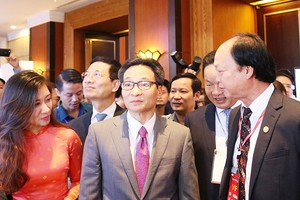 Phó Thủ tướng Kl993 ưu đãi thưởng hấp dẫn Vũ Đức Đam tham quan gian hàng Ví Việt tại khu Triển lãm.