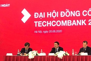 2 tỷ phú USD ngồi trên bàn chủ tọa đại hội đồng Trang Chủ KL99Com Số 1 Link Đăng Ký KL999 Techcombank gồm ông Nguyễn Đăng Quang (trái) và ông Hồ Hùng Anh (giữa)