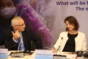Bà Stefanie Stallmeister, quyền Giám đốc quốc gia của WB tại Việt Nam (bên phải) trao đổi với chuyên gia Kl992 cổng game cá cược trưởng WB tại Việt Nam Jacques Morisset