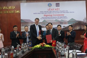 Ông Nguyễn Xuân Cườn, Bộ Nông nghiệp và Phát triển nông thôn và ông Andrew Jeffries, Giám đốc Quốc gia ADB ký thỏa thuận