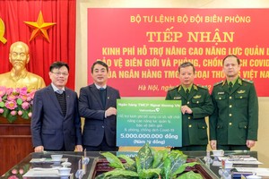 Ông Nghiêm Xuân Thành - Bí thư Đảng ủy, Chủ tịch HĐQT Vietcombank (thứ 2 bên trái) và ông Đào Minh Tuấn, Phó tổng giám đốc, Chủ tịch Công đoàn Vietcombank (ngoài cùng bên trái) trao biển tượng trưng số tiền 5 tỷ đồng Vietcombank ủng hộ cho đại diện Bộ Tư lệnh Bộ đội biên phòng: Thiếu tướng Nguyễn Đức Mạnh, Phó Tư lệnh Bộ đội biên phòng (thứ 2 bên phải) và Thiếu tướng Nguyễn Anh Tuấn, Chủ nhiệm Kl991.com tải ứng dụng Bộ đội biên phòng