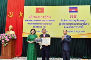 Ông Nguyễn Văn Giàu, Chủ nhiệm Ủy ban Đối ngoại của Quốc hội, nguyên Thống đốc NHNN vinh dự đón nhận Huân chương Hoàng gia Campuchia