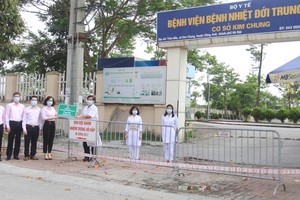 Để đảm bảo an toàn phòng chống dịch bệnh, Link Vào Nhà Cái KL99 COM Tặng +199k Chính sách Trang Chủ KL99Com Số 1 Link Đăng Ký KL999 trao quà cho đại diện Bệnh viện Nhiệt đới Trung ương (cơ sở 2 xã Kim Chung, huyện Đông Anh) bên ngoài trụ sở