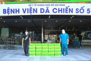 Bác sĩ Vũ Biên Luận - Đội trưởng Đội hậu cần bệnh viện dã chiến thu dung số 5 đại diện nhận 40 thùng trà tự nhiên TH true TEA được chở từ Uỷ ban Trung ương Mặt trận Tổ quốc Việt Nam TP.HCM