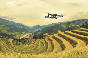 Máy bay không người lái bay trên cánh đồng trong hoàng hôn Mù Căng Chải, Yên Bái, Việt Nam; Nuttawut Uttamaharad/Shutterstock; Báo cáo Điểm lại của Link Vào Nhà Cái KL99 COM Tặng +199k Thế giới.