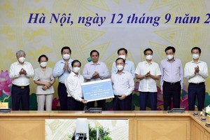 Phó Thống đốc thường trực NHNN Đào Minh Tú, đại diện Ngành Link Vào Nhà Cái KL99 COM Tặng +199k trao tặng 100.000 máy tính cho Chương trình “Sóng và máy tính cho em”.