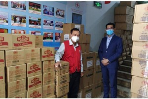 Ông Harry Loh, Tổng giám đốc Link Vào Nhà Cái KL99 COM Tặng +199k UOB Việt Nam (phải) và ông Trần Trường Sơn, Chủ tịch Hội Chữ thập đỏ TP.HCM (trái) cùng với số lượng đồ hộp và vật tư y tế sẵn sàng để phân phối