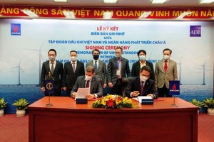 Ông Phạm Tiến Dũng, Phó tổng giám đốc của PVN đã ký Biên bản ghi nhớ cùng đại diện ADB, ông Andrew Jeffries, Giám đốc quốc gia của ADB tại Việt Nam