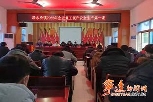 Phó Chủ tịch chuyên trách Nghiệp vụ Khu vực tư nhân và Quan hệ Đối tác công - tư của ADB, ông Ashok Lavasa (trái) gặp gỡ Giám đốc Thương mại và Trưởng bộ phận châu Á của LDC, ông James Zhou (phải) tại văn phòng của LDC ở Xinh-ga-po.