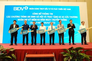 Ông Phan Đức Tú, Chủ tịch HĐQT và ông Lê Ngọc Lâm, Tổng Giám đốc BIDV tại sự kiện an sinh Trang Chủ KL99Com Số 1 Link Đăng Ký KL999.