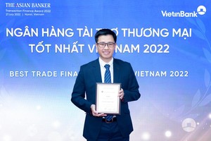 Ông Trần Hoài Nam, Phó giám đốc Khối Khách hàng Kl991.com World Cup 2026 Chính Thức kiêm Giám đốc Trung tâm Phát triển Giải pháp Kl991.com nạp rút nhanh khách hàng đại diện VietinBank nhận Giải thưởng