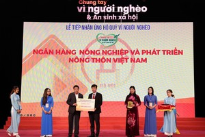 Ông Phạm Đức Tuấn, Phó tổng giám đốc, Chủ tịch Công đoàn Agribank, đại diện Agribank lên trao tặng ủng hộ 2 tỷ đồng cho Quỹ “Vì người nghèo”. 