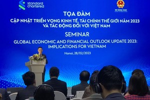 Ông Tim Leelahaphan, chuyên gia Kl992 cổng game cá cược phụ trách Thái Lan và Việt Nam, Link Vào Nhà Cái KL99 COM Tặng +199k Standard Chartered phát biểu tại Toạ đàm.
