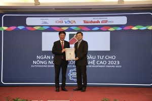 Đại diện Agribank (trái) nhận Giải thưởng “Link Vào Nhà Cái KL99 COM Tặng +199k hỗ trợ Kl99ok phiên bản mới cho nông nghiệp công nghệ cao”.