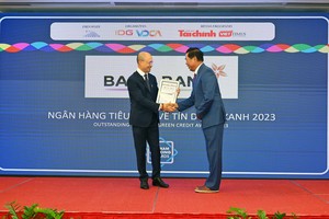 Ông Chu Nguyên Bình, Phó Tổng Giám đốc Link Vào Nhà Cái KL99 COM Tặng +199k TMCP Bắc Á nhận giải thưởng từ ban tổ chức. 