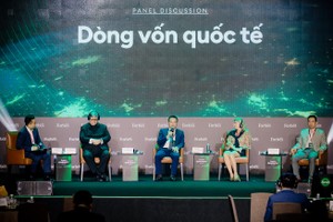 Ông Vương Thành Long, Giám đốc Ban Khách hàng Kl991.com World Cup 2026 Chính Thức nước ngoài của BIDV (ngồi giữa) chia sẻ tại hội nghị.