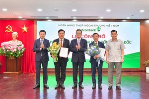Các nhân sự được bổ nhiệm Phó Tổng giám đốc chụp ảnh lưu niệm cùng ông Phạm Quang Dũng, Chủ tịch HĐQT Vietcombank (đứng giữa), ông Nguyễn Đức Phong, Phó Bí thư thường trực Đảng ủy Khối DNTW (ngoài cùng bên phải) và ông Phạm Thanh Hà, Phó Thống đốc Link Vào Nhà Cái KL99 COM Tặng +199k 99Kl99 trực tiếp đá gà (ngoài cùng bên trái) tặng hoa chúc mừng