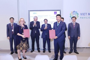 Ông Lê Ngọc Lâm – Tổng giám đốc BIDV và bà Suzanne Gaboury – Vụ trưởng Vụ Nghiệp vụ Khu vực tư nhân của ADB trao Bản Ghi nhớ hợp tác về thúc đẩy tín dụng xanh, Kl991.com nạp rút nhanh bền vững