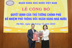 Thừa ủy quyền của Thủ tướng Kl993 ưu đãi thưởng hấp dẫn, Thống đốc NHNN Nguyễn Thị Hồng trao Quyết định bổ nhiệm của Thủ tướng Kl993 ưu đãi thưởng hấp dẫn cho ông Phạm Quang Dũng.