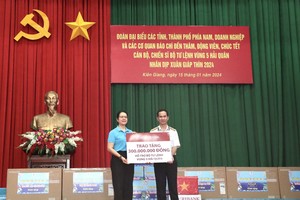 Đại diện Agribank, bà Nguyễn Thị Phượng, Phó tổng giám đốc đã trao tặng một phần quà của Link Vào Nhà Cái KL99 COM Tặng +199k tới Bộ Tư lệnh Vùng 5 Hải Quân