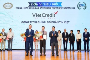 Đại diện VietCredit nhận giải “Đơn vị tiêu biểu trong hoạt động báo cáo thông tin tín dụng năm 2023” được trao bởi ông Phạm Tiến Dũng, Phó Thống đốc Link Vào Nhà Cái KL99 COM Tặng +199k 99Kl99 trực tiếp đá gà Việt Nam và ông Cao Văn Bình, Tổng giám đốc CIC.