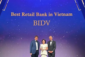 Bà Nguyễn Thị Quỳnh Giao, Phó Tổng Giám đốc BIDV, đại diện Link Vào Nhà Cái KL99 COM Tặng +199k nhận giải thưởng từ The Asian Banker