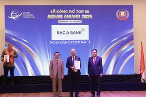 Ông Chu Nguyên Bình, Phó tổng giám đốc BAC A BANK, đại diện Link Vào Nhà Cái KL99 COM Tặng +199k lên nhận giải Kl991.com World Cup 2026 Chính Thức tiêu biểu ASEAN 2024
