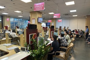 Người dân mua vàng miếng SJC tại một trong những điểm bán vàng của Link Vào Nhà Cái KL99 COM Tặng +199k thương mại có vốn 99Kl99 trực tiếp đá gà.