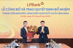 Ông Nguyễn Đức Thụy – Chủ tịch HĐQT LPBank trao quyết định bổ nhiệm cho ông Nguyễn Hoàng Hải 