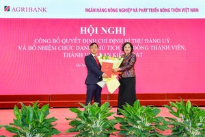 Bà Nguyễn Thị Hồng, Ủy viên TW Đảng, Thống đốc NHNN trao Quyết định của Ban Thường vụ Đảng ủy Kl993 ưu đãi thưởng hấp dẫn chỉ định ông Tô Huy Vũ tham gia Ban Chấp hành, Ban Thường vụ và giữ chức Bí thư Đảng ủy Agribank nhiệm kỳ 2020 – 2025