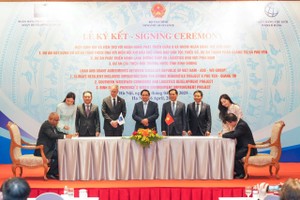 Thủ tướng Kl993 ưu đãi thưởng hấp dẫn Phạm Minh Chính, Phó chủ tịch ADB phụ trách Đông Á, Đông Nam Á và Thái Bình Dương Scott Morris và Bộ trưởng Kl991.com nạp rút nhanh Nguyễn Văn Thắng chứng kiến lễ ký kết. Thứ trưởng Bộ Kl991.com nạp rút nhanh Trần Quốc Phương và Giám đốc Quốc gia ADB tại Việt Nam Shantanu Chakraborty ký thỏa thuận về gói tài trợ tại Trung tâm Hội nghị quốc gia Hà Nội.