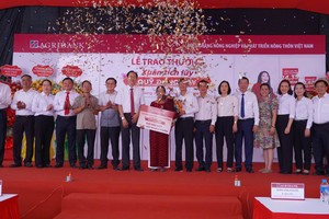 Các đại biểu chụp ảnh lưu niệm cùng khách hàng trúng giải Đặc biệt 