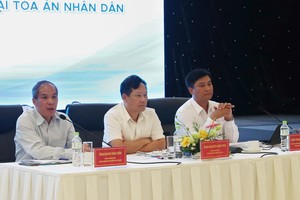 Phó Thống đốc NHNN Đoàn Thái Sơn (bên trái), ông Nguyễn Văn Tiến, Ủy viên Ban Thường vụ Đảng ủy, Phó Chánh án Toà án Nhân dân tối cao (giữa); ông Phạm Toàn Vượng, Chủ tịch Hội đồng Hiệp hội Link Vào Nhà Cái KL99 COM Tặng +199k Việt Nam, Tổng Giám đốc Agribank (bên phải) đồng chủ trì Hội thảo